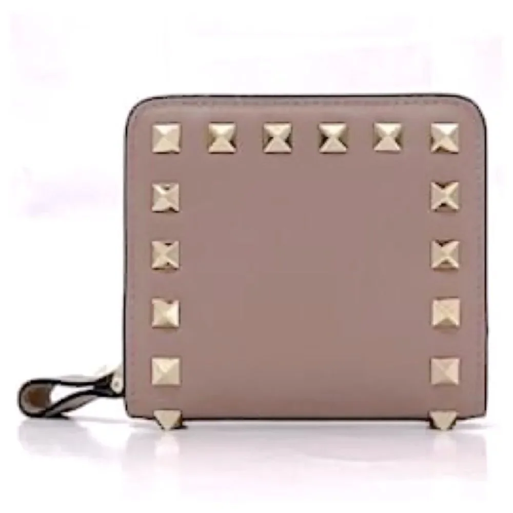 VALENTINO GARAVANI
Rockstud Accents Leather Compact Wallet 4.5” x 4” Approxi….. - Picture 3 of 14